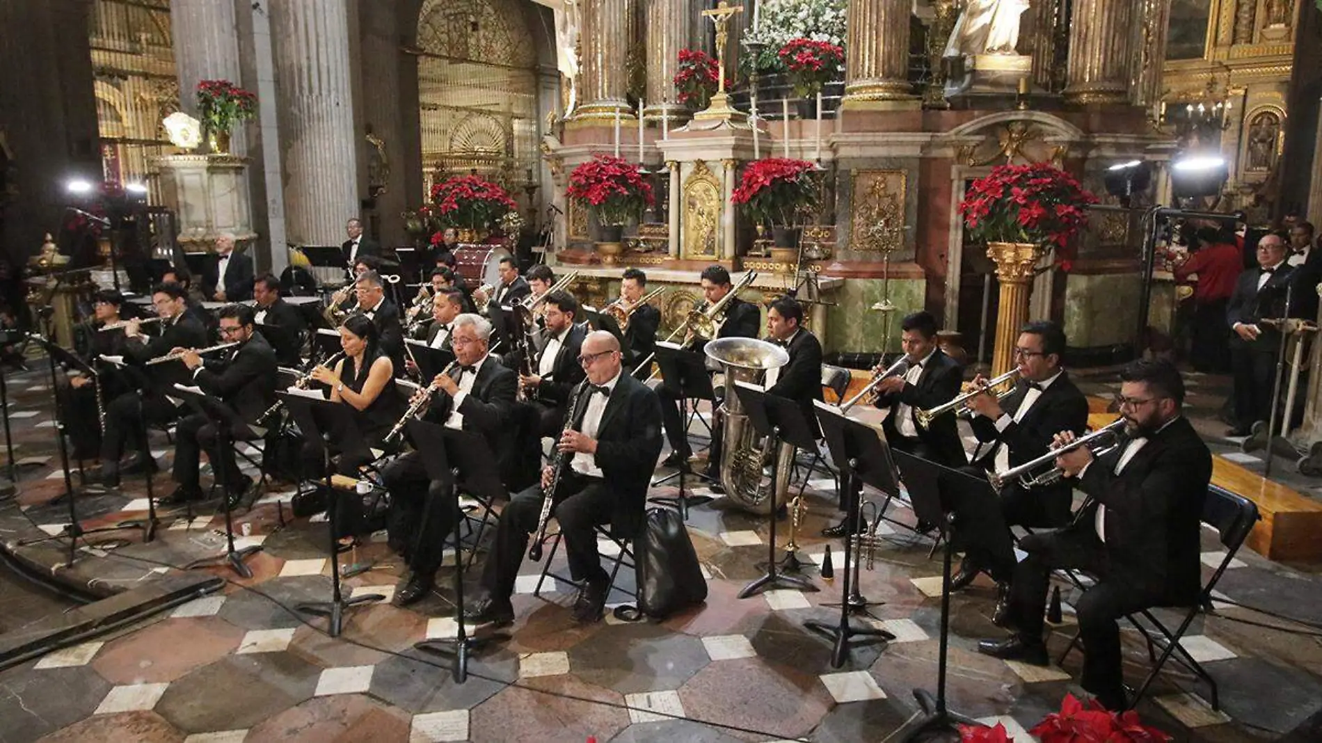 Teniendo como marco el altar de la Catedral de Puebla se llevó a cabo el concierto Sinfonía Navideña